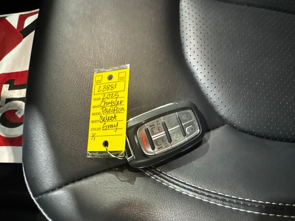 2025 Chrysler Pacifica Select