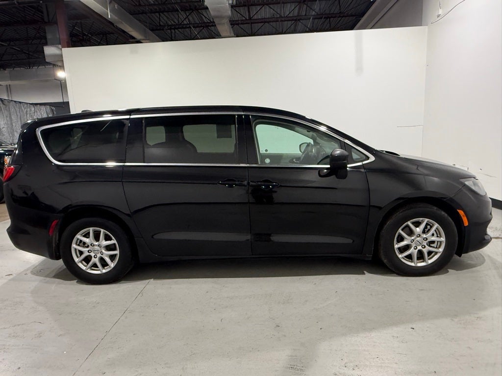 2024 Chrysler Voyager LX