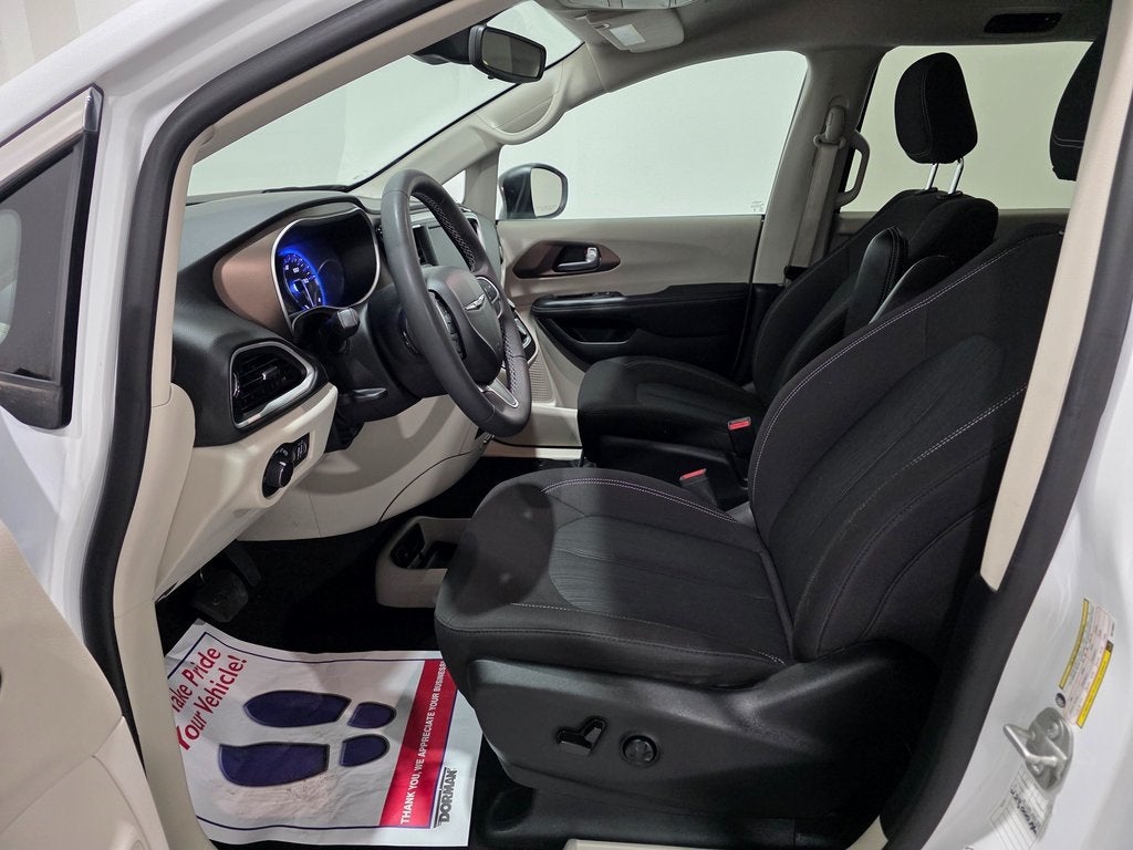 2024 Chrysler Voyager LX