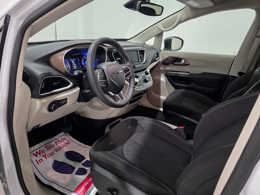 2024 Chrysler Voyager LX