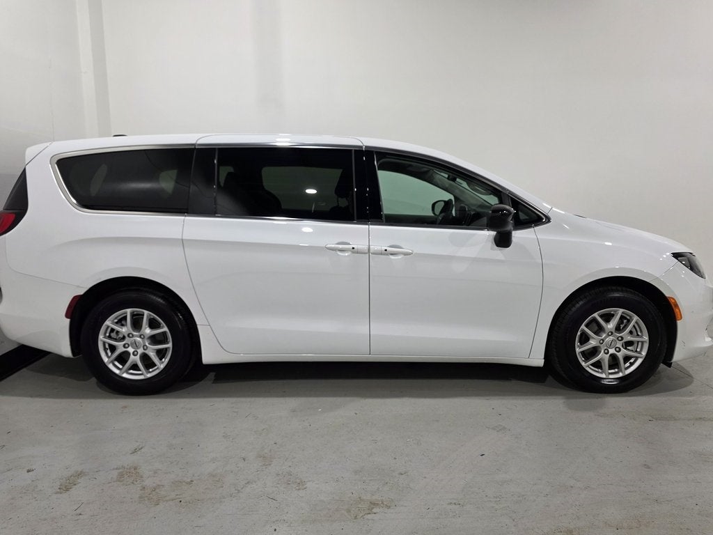 2024 Chrysler Voyager LX