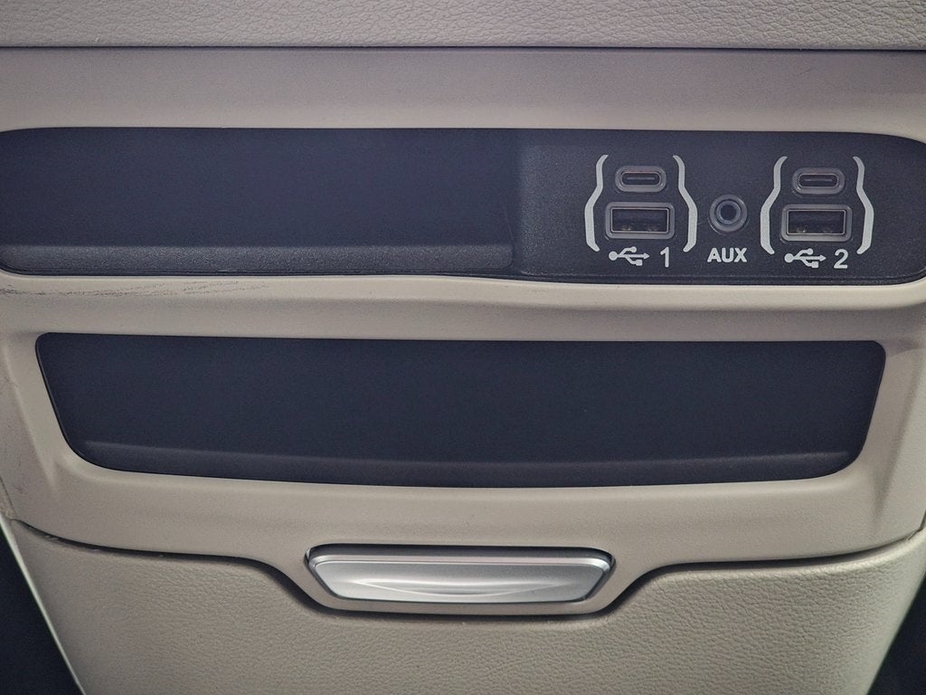 2024 Chrysler Voyager LX