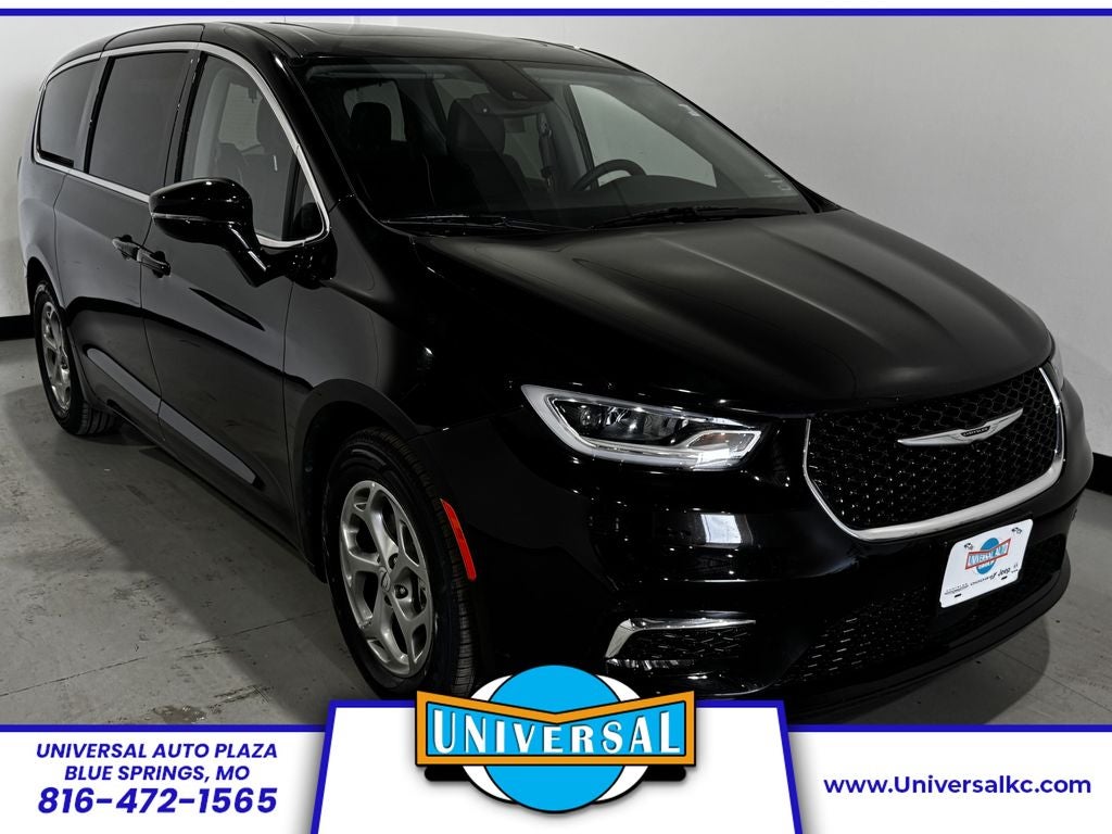 2024 Chrysler Pacifica Limited's photo