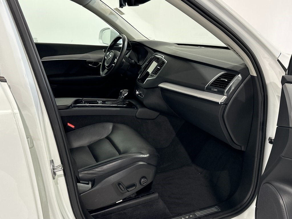 2022 Volvo XC90 T5 Momentum