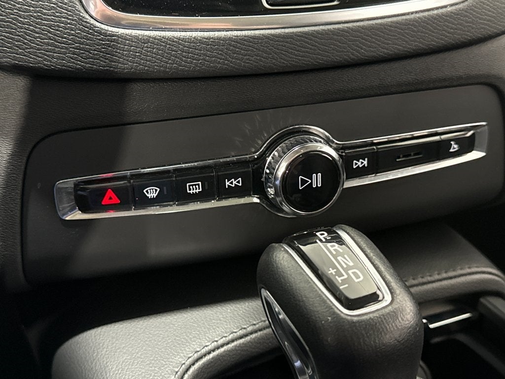 2022 Volvo XC90 T5 Momentum