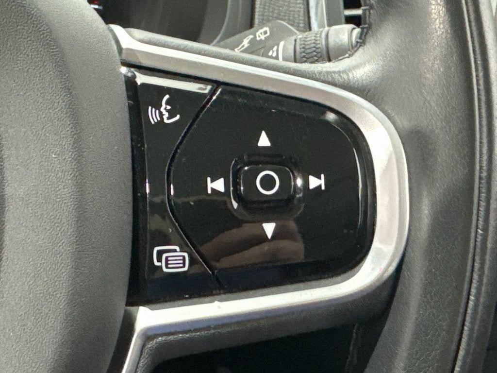 2022 Volvo XC90 T5 Momentum