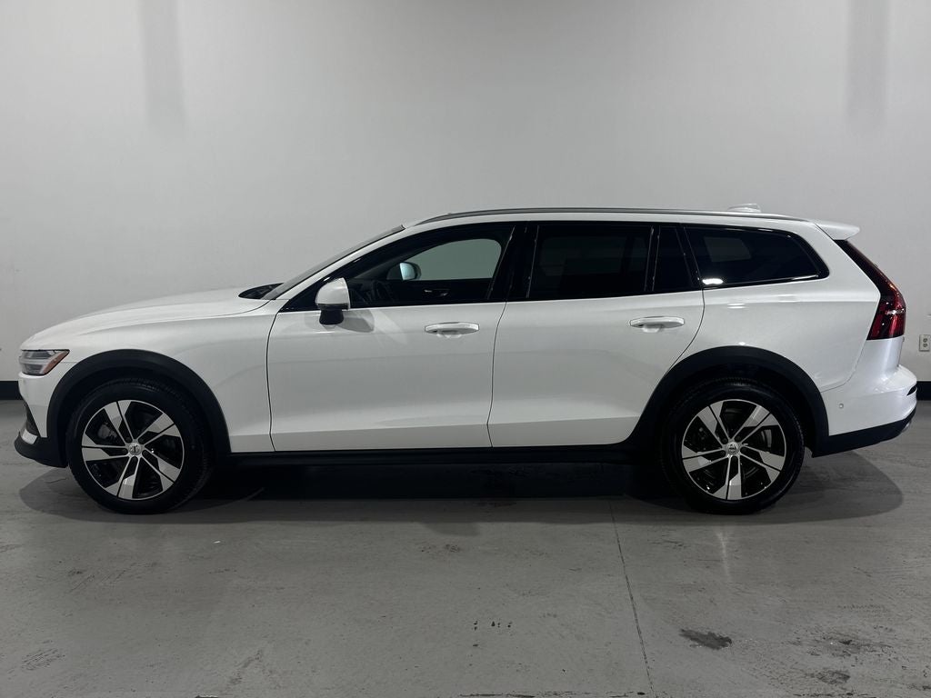 2025 Volvo V60 Cross Country B5 Plus