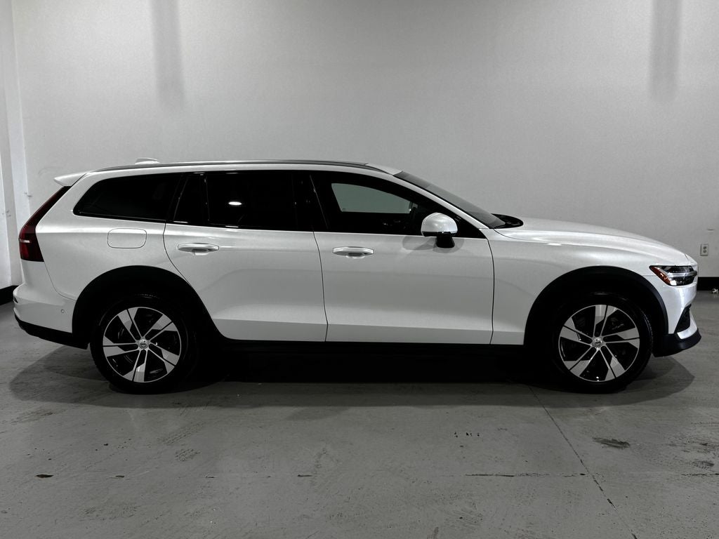 2025 Volvo V60 Cross Country B5 Plus
