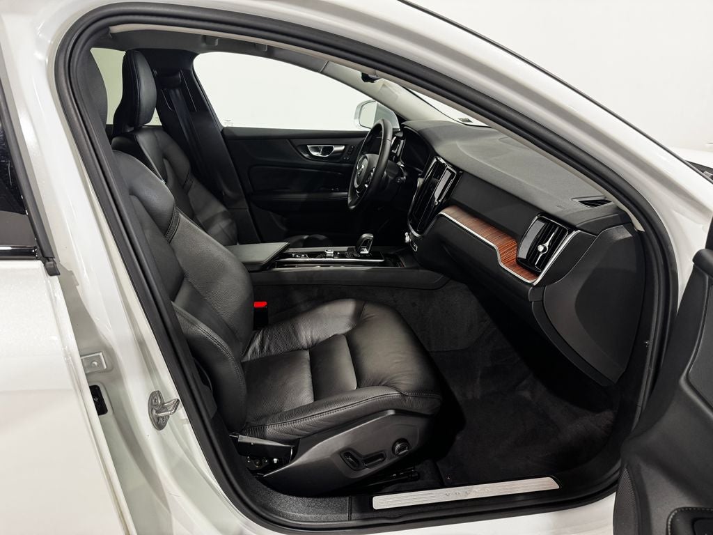 2025 Volvo V60 Cross Country B5 Plus