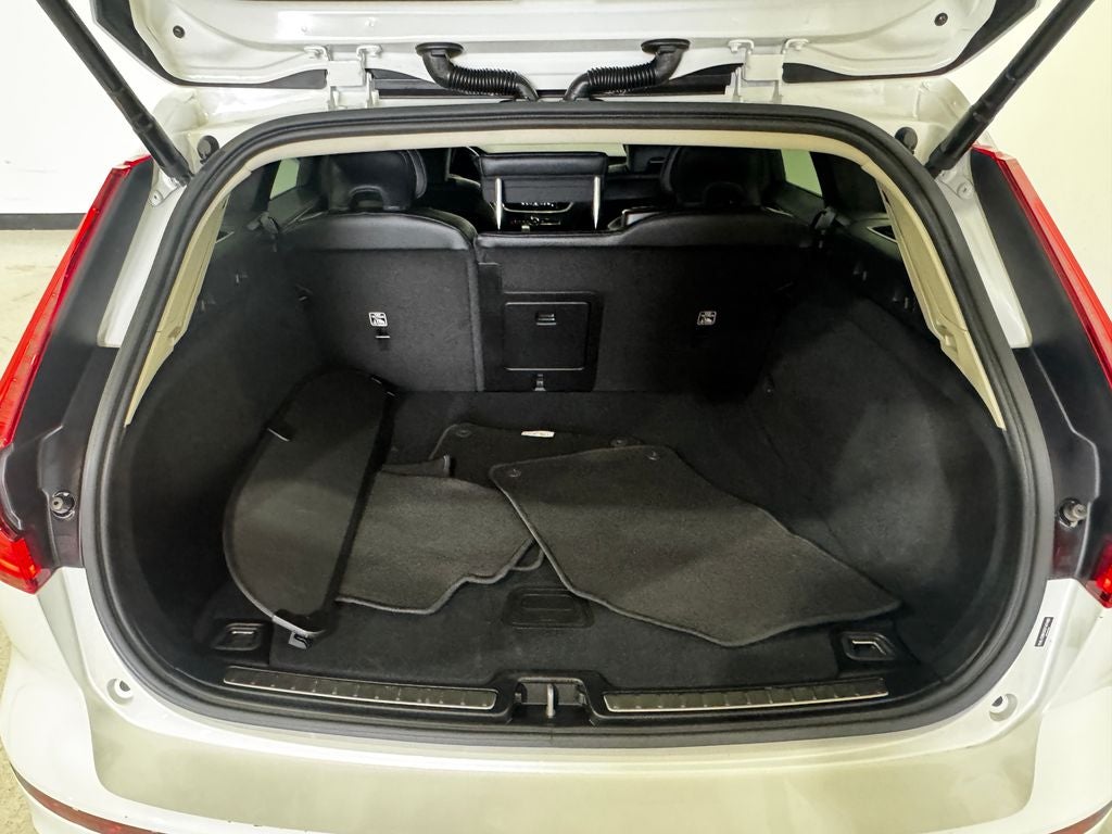 2025 Volvo V60 Cross Country B5 Plus