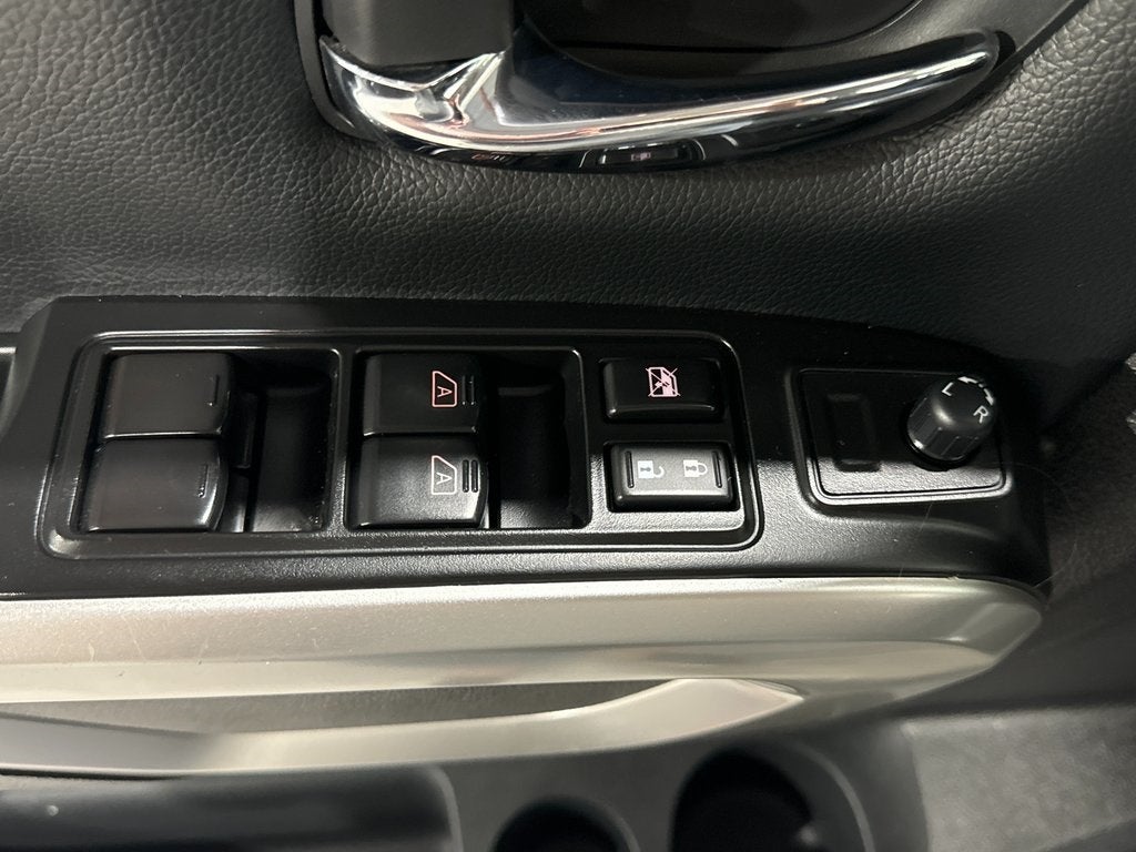 2023 Nissan TITAN SV