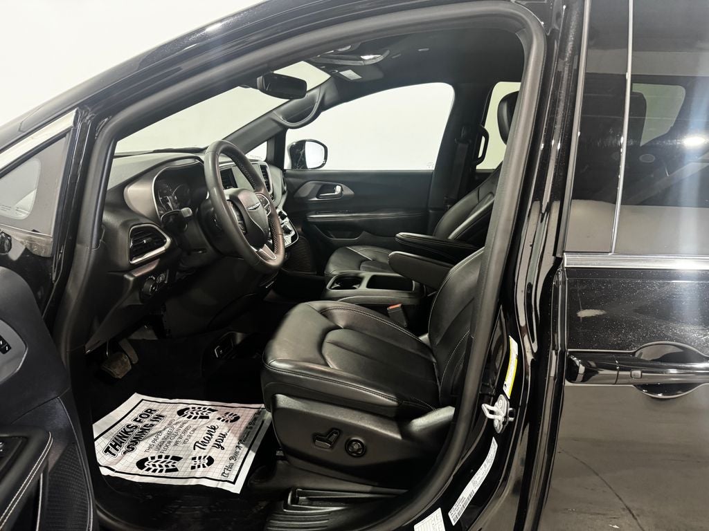 2025 Chrysler Pacifica Select