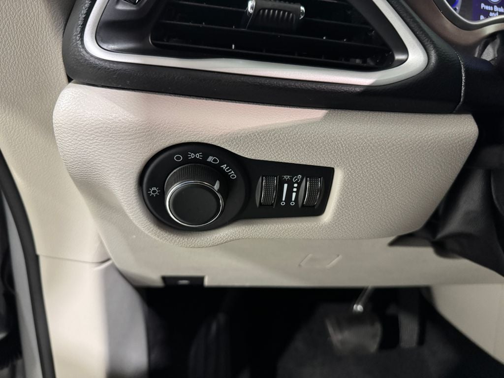 2023 Chrysler Voyager LX